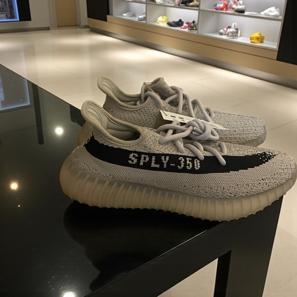 Adidas Yeezy Boost 350 V2 in Black and Tan - Picture 2 of 2